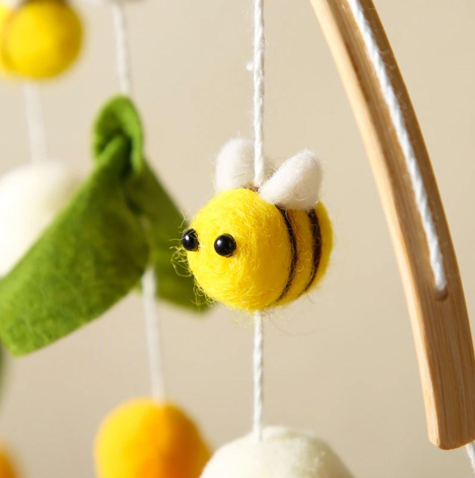 - Baby Bee Nursery Mobile with Plush Bees and Flowers Storkke